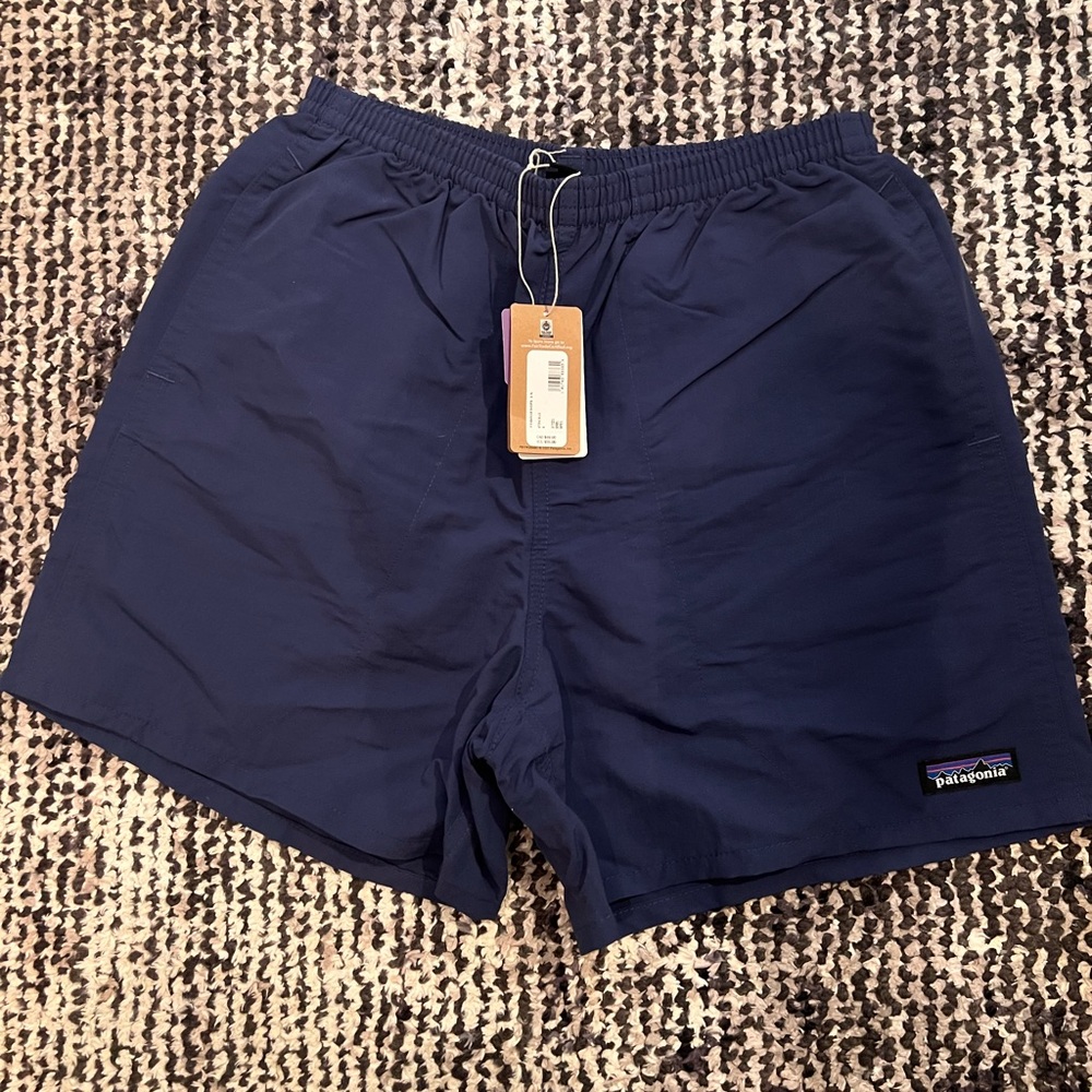 Patagonia men’s baggies in navy blue size small and 5” inseam with tagsattached